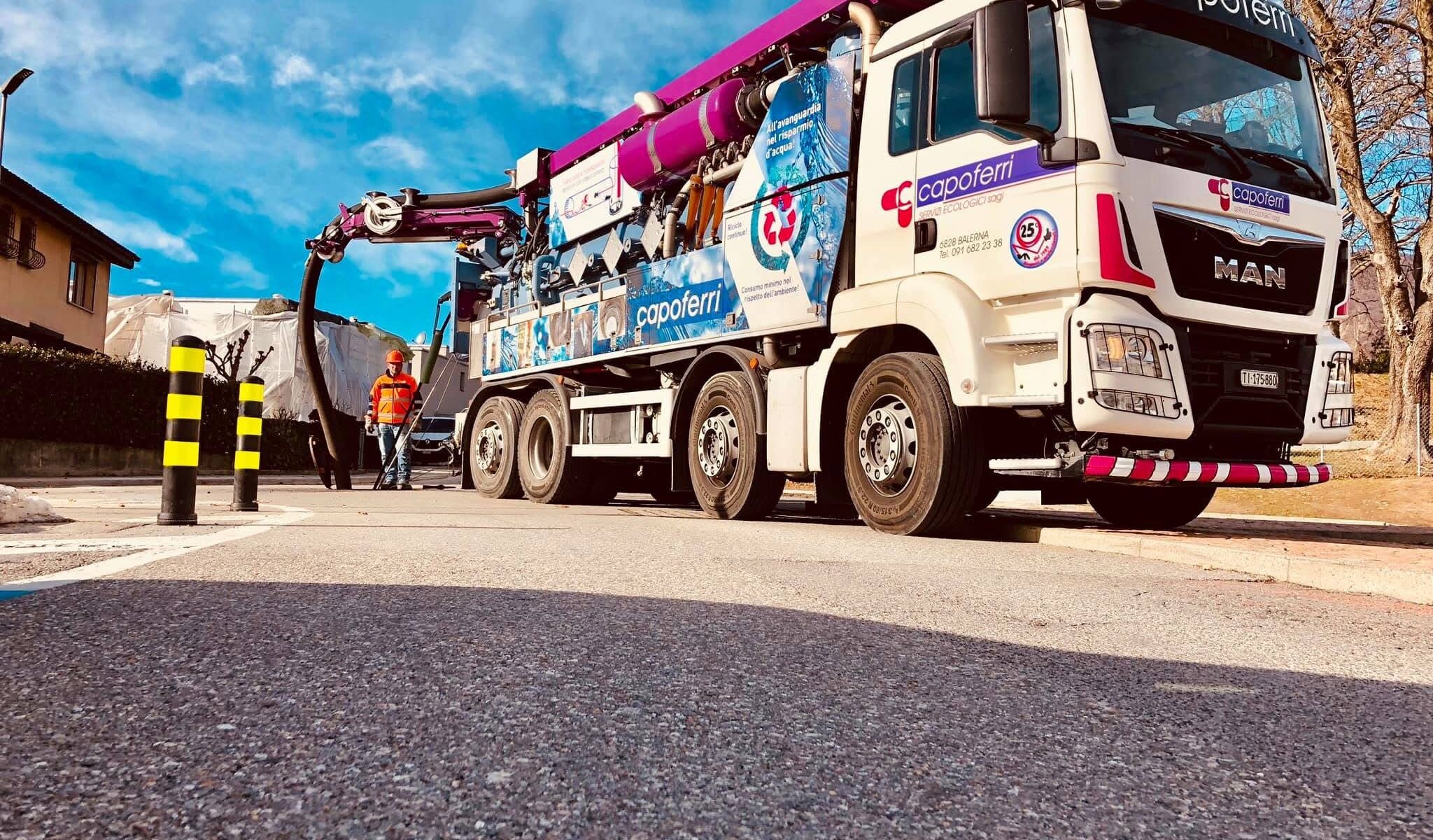 Camion Capoferri con braccio di aspirazione