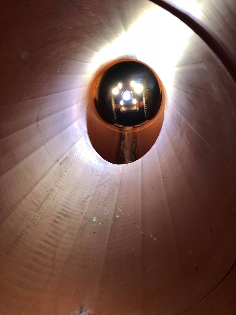 Interno di una condotta illuminata durante l'ispezione