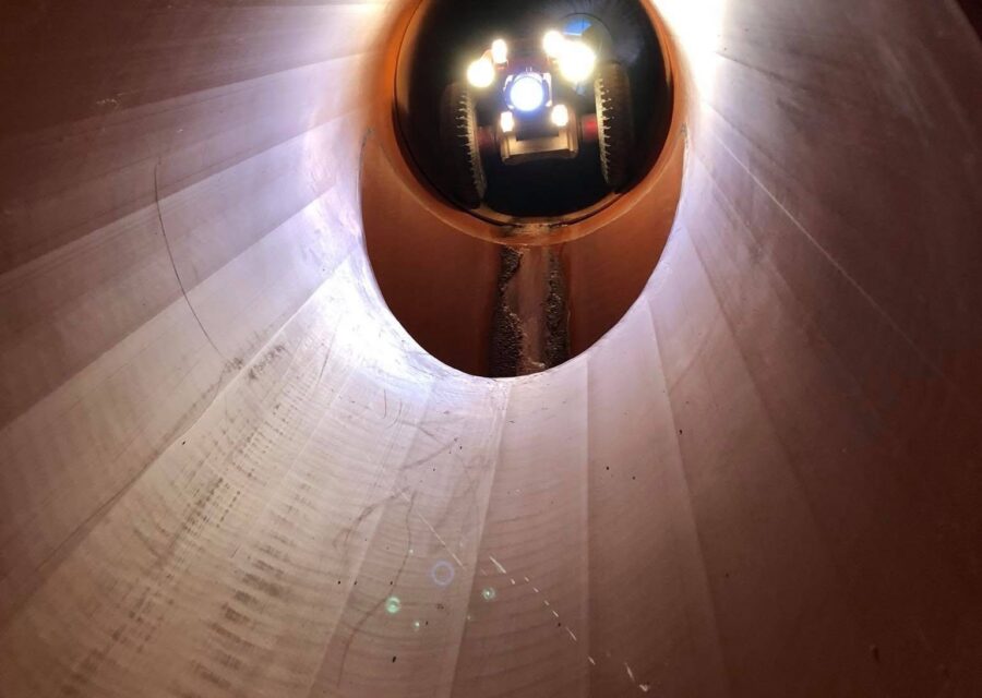 Interno di una condotta illuminata durante l'ispezione